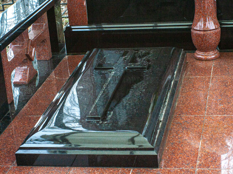 Благоустройство захоронения гранитной плиткой в Москве